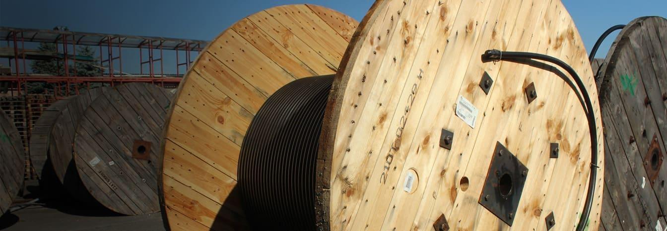 drewniane szpule na kable